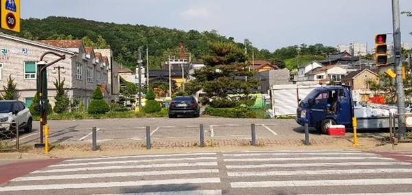 서구가스마트 횡단보도 구축사업의 일환으로 추진한 창신초등학교 앞 고산후로 상 ‘보행신호 음성안내 보조장치’ 설치를 완료했다고 10일 밝혔다. (사진제공=서구청)