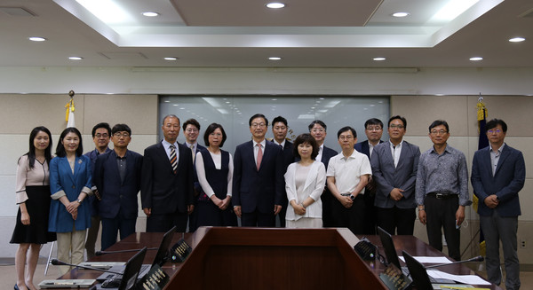 대진대학교는 지난 9일 국제회의실에서 2019학년도 우수 교육, 연구, 산학협력 우수 교원 등 총 18명에 대한 시상식을 개최했다. (사진제공=대진대)