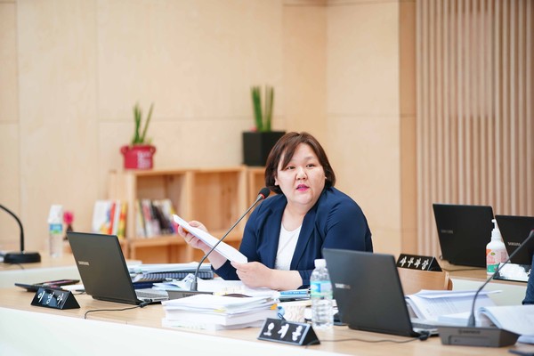 하남시의회 이영아 의원은 지난 9일 식품위생과 행정사무감사에서 어린이 급식관리 지원센터 부실운영에 대한 시의 개선 노력의 의지가 없다고 질책하고 민간위탁 사업에 대해 전반적으로 철저한 관리를 촉구했다. (사진제공=하남시의회)