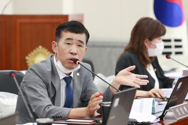 임일혁 광주시의원은 광주지역 산지전용허가가 공장·창고 인 허가의 ‘편법적 출구’가 되고 있다고 지적했다. (사진제공=광주시의회)