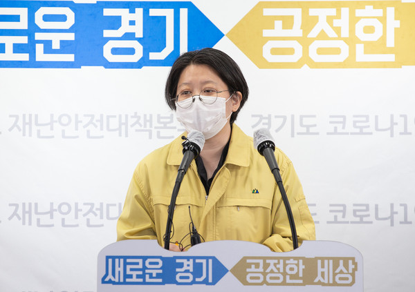 10일 오후 경기도청 브리핑룸에서 이희영 경기도 코로나19 긴급대책단 공동단장(분당서울대학교병원 공공의료사업단 교수)이 온라인 브리핑으로 코로나19 긴급대책단 정례브리핑을 하고있다. (사진제공=경기도청)