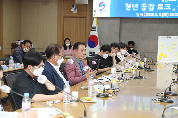 평택시는 지난 9일 시청 종합상황실에서 청년과의 간담회 ‘청년공감토크, 살고 싶은 평택’을 개최했다. (사진제공=평택시청)
