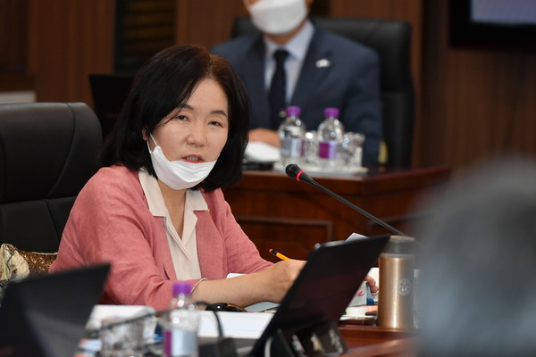 포천시의회 박혜옥(민주당)의원이 “포천시 생활폐기물 위탁업체가 청소 직원들의 피복비를 제대로 지급하지 않고 있다”고 주장했다. (사진제공=포천시의회)