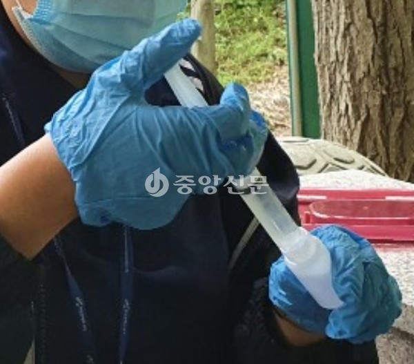 서구가 이달 초 구민들이 안심하고 먹는 물을 이용할 수 있도록 관내 지정 약수터에 대한 일반항목 수질검사와 라돈 수질검사를 보건환경연구원에 의뢰했다. (사진제공=서구청)