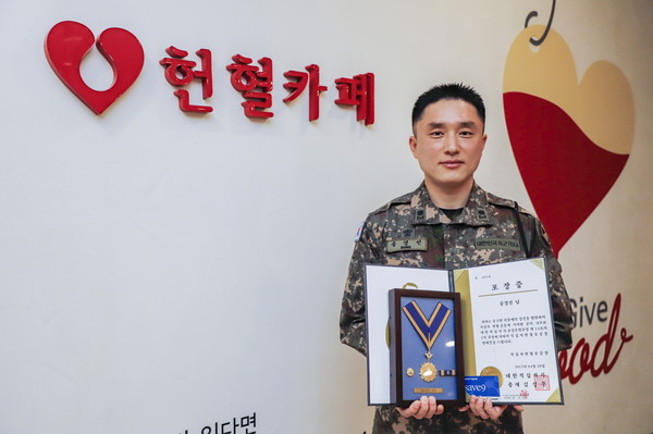 입대 전부터 현재까지 17년여 간 헌혈을 꾸준히 이어오고 있어 화제가 된 육군 6군단평가과에 근무하고 있는 송경선 소령. (사진제공=육군6군단)