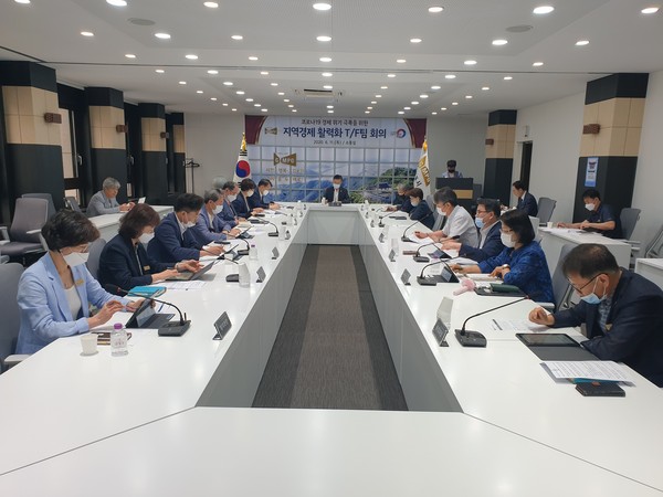 김포시는 코로나19로 인한 경제적 어려움이 지속되리란 전망에 따라 지역경제 활력화 태스크포스팀(TF)을 조직하고 지난 11일 대책회의를 개최했다. (사진제공=김포시청)