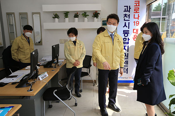 김종천 과천시장이 ‘코로나19 대응 통합지원센터’를 방문해 현장 점검을 하고 있다. (사진제공=과천시청)
