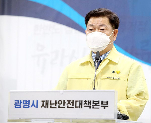 박승원 광명시장은 11일 광명시청 중회의실에서 언론 브리핑을 통해 기아자동차와 광명어르신보호센터 코로나19 확진자 발생상황과 대응상황을 설명했다. (사진제공=광명시청)