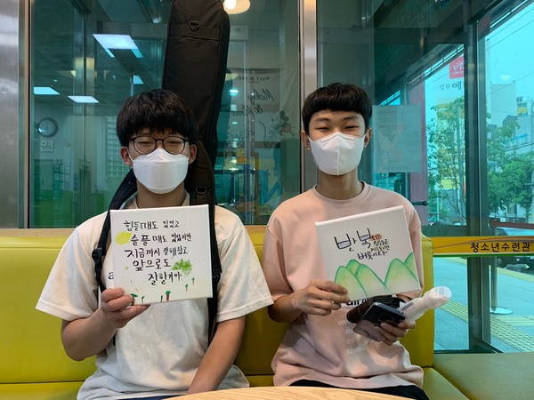 계양구 청소년수련관은 수련관에 소속된 청소년문화예술기획단을 대상으로 역량 강화 및 취미 계발을 위한 ‘캘리그래피 전문교육’을 진행했다. (사진제공=계양구청)
