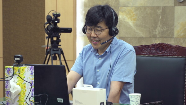 하남시는 정책회의에서 신동섭 환경기획팀장의 ‘하남시 환경비전’ 발표와 푸른교육공동체 윤규승 고문의 ‘하남 백제의 길 생태문화 이야기’ 강의를 진행했다. (사진제공=하남시청)