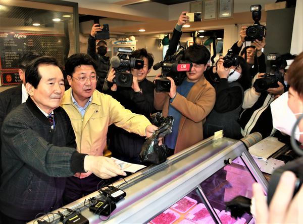 지난 2월 정세균 국무총리와 엄태준 시장이 장호원읍에 있는 재래시장을 방문해 온누리상품권으로 물건을 구매하고 있다. (사진제공=이천시청)