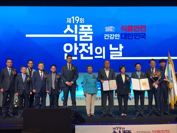 경기도가 지난 12일 ‘식품안전의 날’을 맞아 ‘음식문화개선사업’과 ‘음식점 위생등급제 활성화’에 적극 기여한 공로로 전국 광역자치단체 중 최우수기관에 선정돼 대통령상을 수상했다. (사진제공=경기도청)