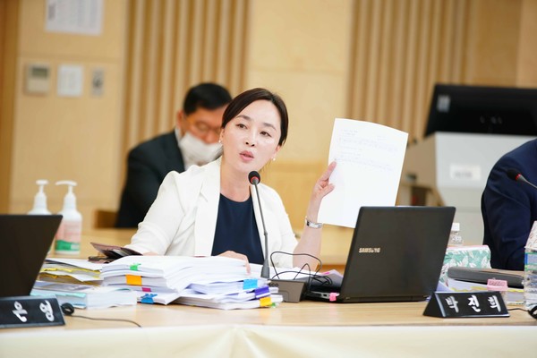 하남시의회 박진희 의원은 지난 12일 (재)하남문화재단 행정사무감사에서 임직원이  서강덕 대표이사와 같은 군포시 출신의 외부인사를 영입한 것과 관련해 직원들의 근무환경이 크게 우려된다고 강하게 비판했다. (사진제공=하남시의회)