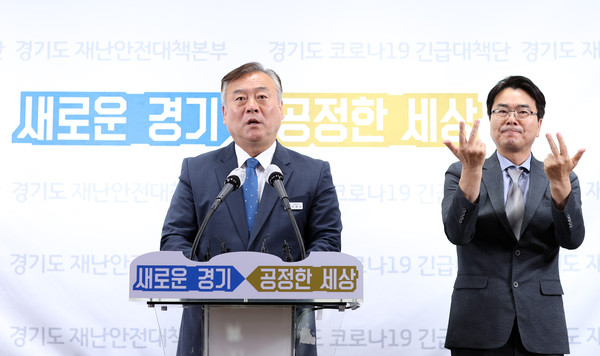 12일 오전 경기도청 브리핑룸에서 이재강 경기도 평화부지사가 불법 대북전단 살포에 대한 경기도의 입장과 대응 방안을 발표하고 있다. (사진제공=경기도청)