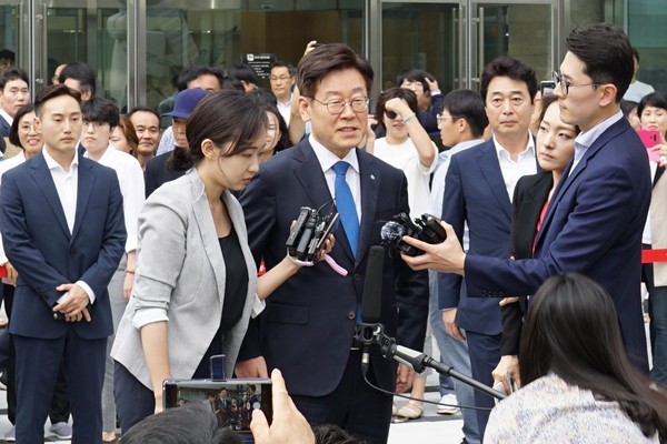 이재명 경기도지사가 2019년 9월 6일 열린 항소심 재판에 출석해 기자들의 질문에 답하고 있다. (사진=장민호 기자)
