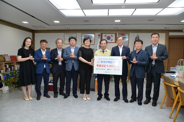 한국수력원자력 포천양수사업소는 코로나19로 포천지역 경제위기 극복을 위해 이 회사 임직원들이 자발적으로 반납한 임금과 회사 특별성금을 포함한 5300만원 상당의 성금과 물품을 포천시에 기부했다. (사진제공=포천시청)