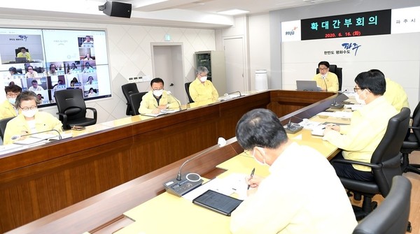 최종환 시장은 국소단장 등이 참석한 가운데 ‘포스트 코로나 대비 시정 혁신과제 발굴’을 주제로 열린 확대간부회에서 “작금의 경제위기를 새로운 도약의 기회로 삼아 시가 포스트 코로나 시대를 선도할 수 있도록 대응전략을 수립하라”고 당부했다. (사진제공=파주시청 )