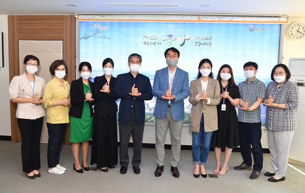 하남시보건소는 우울, 불안 등 극심한 재난 스트레스에 노출된 자가격리자들의 심리방역에 선제적으로 대응하기 위해 전국 최초로 전담공무원용 심리지원 교육 프로그램 ‘슬기로운 심리지원’을 개발했다. (사진제공=하남시청)
