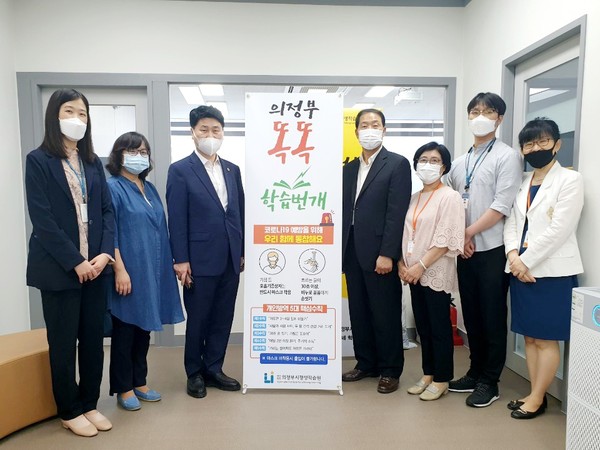 경기도의회 김원기 부의장은 의정부시평생학습원 송산평생학습센터를 찾아 평생학습원 관계자들을 격려하고 건의사항을 청취했다. (사진제공=경기도의회)