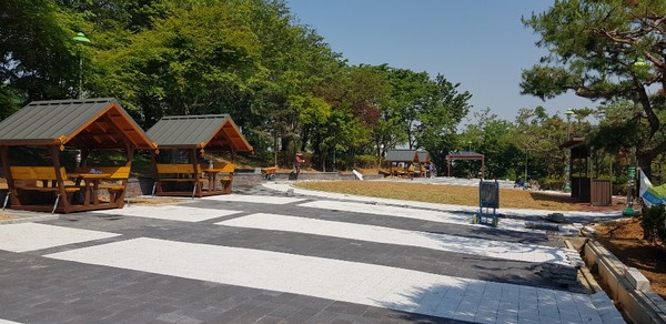 동구는 송현배수지 상부와 진입로 구간에 노후된 시설을 새로이 정비하고 쉼터 조성공사를 완료했다고 17일 밝혔다. (사진제공=동구청)