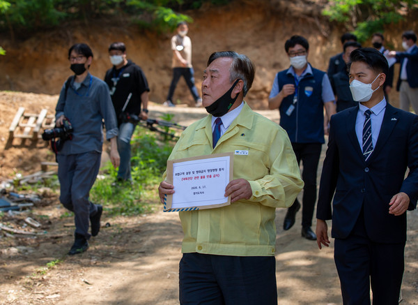 이재강 평화부지사가 17일  포천시의 대북전단 살포 준비자에게 대북전단 관련 물품 반출 금지를 알리는 ‘위험구역 설정 및 행위금지 행정명령(대북전단 관련 물품 반출 금지) 통지’ 문서를 들어 보이고 있다. (사진제공=경기도청)