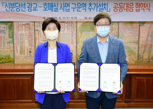 수원시 염태영시장과 백혜련(수원시 을) 의원은 17일 수원시청 상황실에서 '구운역 추가설치 공동대응 협약'을 체결했다. (사진제공=수원시청)