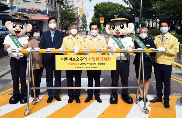의정부시는 어린이보호구역 등교 시 일정구간에 대한 차량통행제한을 통해 어린이 교통안전을 확보하기로 하고, 17일 청룡초등학교 앞에서 안전 캠페인 및 간담회를 실시했다. (사진제공=의정부시청)