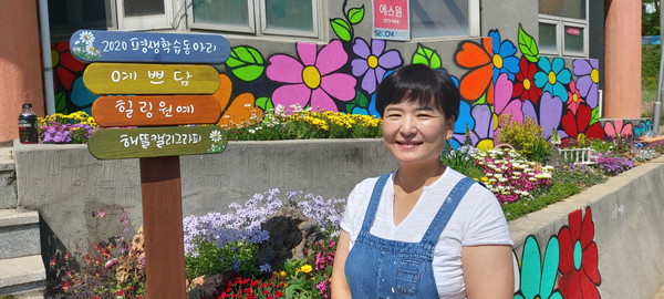 윤수정 작가가 본인이 운영하는 포천시 소흘읍 소재 아담한 윤스갤러리 앞에서 환하게 웃고 있다. (사진제공=포천시청)