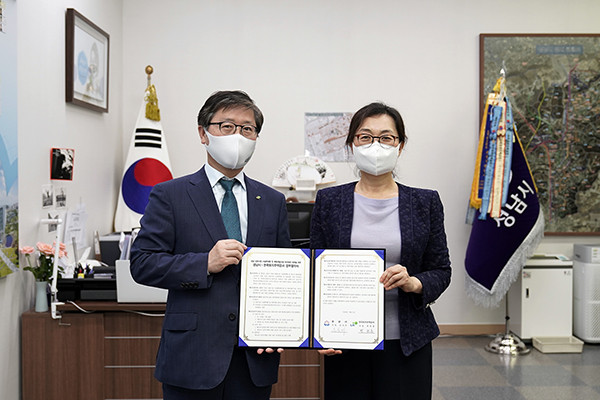 은수미 성남시장(오른쪽)이 변창흠 한국토지주택공사 사장과 성호시장 시설현대화 및 복합개발 사업을 위한 업무협약을 체결했다. (사진제공=성남시청)