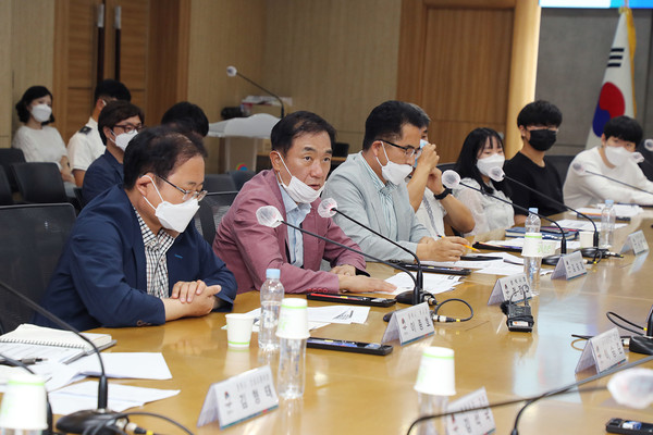 정장선 평택시장이 16일 시청 종합상황실에서 ‘대중교통 서비스 개선을 위한 토론회’를 진행하고 있다. (사진제공=평택시청)