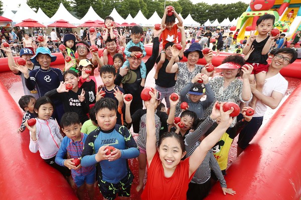지난해 열린 제17회 퇴촌 토마토축제에 참가한 관광객들이 토마토 축제를 즐기고 있다. (사진제공=광주시청)