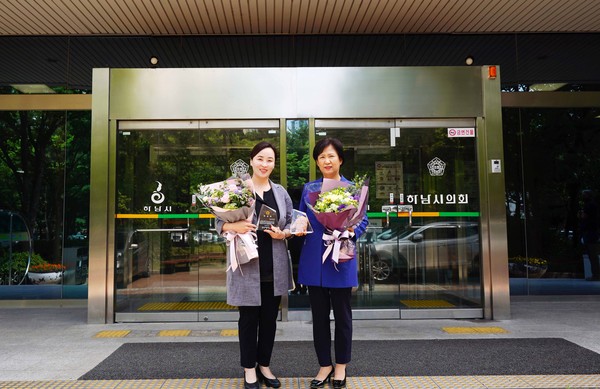 박진희·김낙주 하남시의원이 경기도 시·군의회 의장협의회에서 주관하는 제13기 의정활동 우수의원으로 선정돼 19일 표창을 수상했다. (사진제공=하남시의회)
