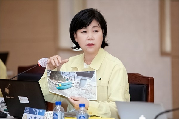 심홍순(미래통합당)고양시의원은 3개 구청 환경녹지과 행정사무감사에서 쓰레기 무단투기 현장을 직접 촬영한 사진을 보여주며 선제적 대응과 지원이 필요한 시점이라고 강조했다. (사진제공=고양시의회)