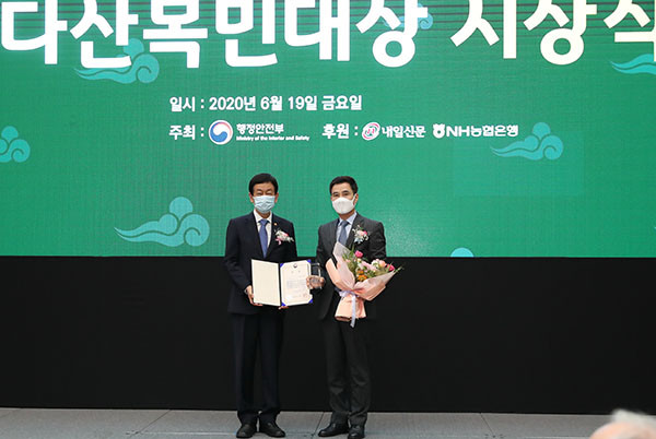 정부세종컨벤션센터에서 열린 시상식에서 다산목민대상 본상을 수상한 서철모 화성시장(우측). (사진제공=화성시청)
