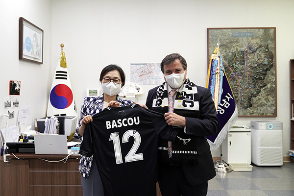 성남FC 은수미 구단주(왼쪽)가 지난 19일 알프레도 바스쿠 주한 아르헨티나 대사를 만나 축구 산업 협력에 관한 의견을 나눴다. (사진제공=성남시청)