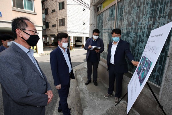 허인환  동구청장은 지난 18일 서림초등학교 교직원 및 학부모, 학생들을 학교 정문에서 만나 학교 주변 어린이보호구역 개선방안에 대한 현장의 다양한 의견을 청취하고 주변 환경 개선방안에 대한 계획 및 일정 등을 공유했다. (사진제공=동구청)