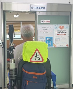 남동구는 장애인 전동보조기기 이용자의 안전한 이동권 보장을 위해 ‘안전커버’ 지원사업을 추진한다. (사진제공=남동구청)