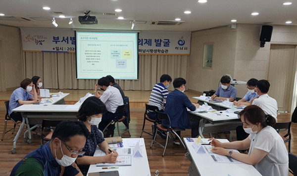 하남시는 시청 35개 부서 및 14개 동 행정복지센터 주무팀장 49명이 모여 ‘시민의 정주성 향상을 위한 부서별 평생학습 측면 의제 발굴’이라는 실행전략을 추진하기 위해 지난 18일 시 평생학습관에서 첫 모임를 가졌다. (사진제공=하남시청)