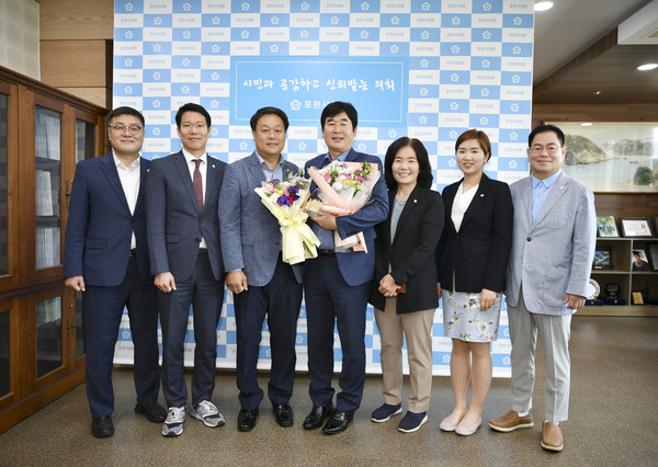 포천시의회 강준모 부의장이 경기도 시·군의회 의장협의회에서 주관하는 ‘제13기 의정활동 우수의원’으로 선정돼 표창을 받았다. (사진제공=포천시의회)