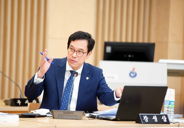 하남시의회 강성삼 부의장은 최근 열린 행정사무감사를 통해 무허가 가스충전소 운영 실태를 지적하며, 하남시의 안이한 대처를 질타했다. (사진제공=하남시의회)