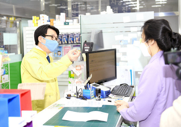 코로나 19 공적마스크판매소 현장방문 및 애로사항 청취 (사진제공=파주시청)