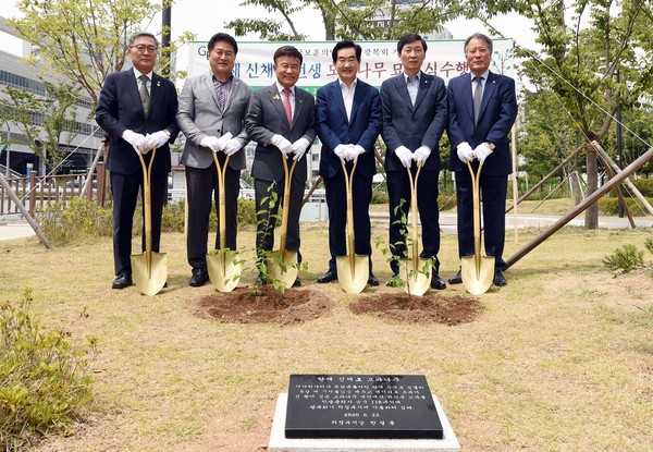 의정부시는 23일 오전 의정부 역전근린공원에서 안중근의사 순국 110주기 및 6월 호국보훈의 달을 맞이해‘단재 신채호선생 모과나무 식수 행사’를 개최했다. (사진제공=의정부시청)