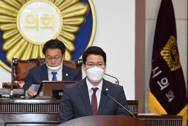포천시의회 임종훈 의원이 24일 5분 발언을 통해 GS포천 그린에너지 건축물 준공과 관련한 부작위 소송 패소에 따른 발언을 하고 있다.(사진=김성운 기자)