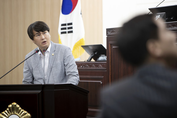 송선영(미래통합당, 향남․양감․정남) 의원 등 6명의 의원이 24일 열린 제193회 정례회 제2차 본회의에서 시정 전반에 대한 시정 질의에 나서고 있다. (사진제공=화성시의회)
