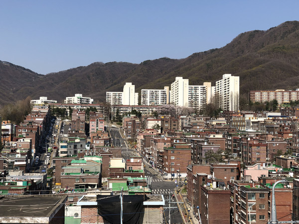 성남시는 46곳 낡은 소규모 공동주택에 2억원의 보조금을 지원해 주거환경을 개선한다. 사진은 성남 은행동 일대 다세대주택 전경. (사진제공=성남시청)