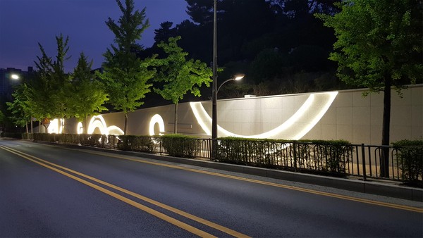 과천시는 문원체육공원 앞 옹벽 개선공사를 실시해 새롭게 단장했다. (사진제공=과천시청)