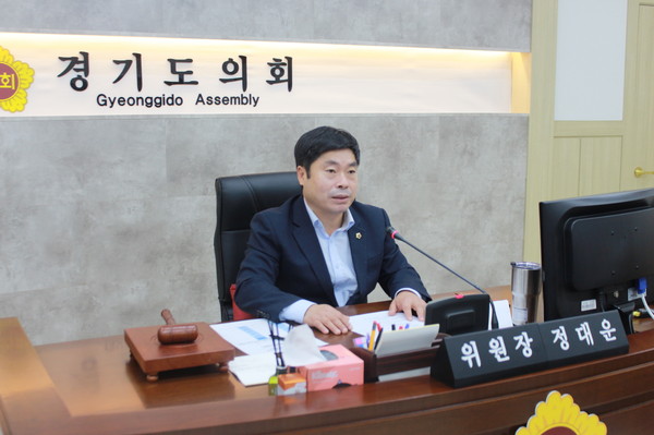 경기도의회 기획재정위원회가 발의한 ‘대북전단 살포 금지를 위한 법률 제정 촉구 건의안’과 ‘한반도 종전선언 촉구 결의안’이 경기도의회 제344회 정례회 제4차 본회의에서 통과됐다. 사진은 정대운 위원장. (사진제공=경기도의회)
