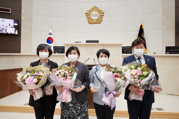 용인시의회 유향금, 이은경, 김진석,안희경 의원이 제13기 의정활동 우수의원상 수상했다. (사진제공=용인시의회)