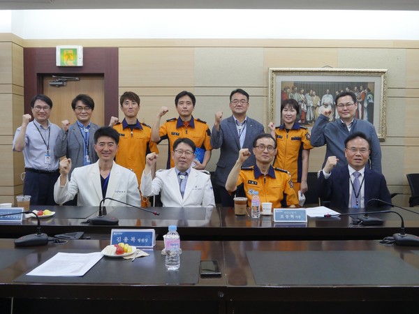 안양소방서는 평촌 한림대학교 병원과 효율적인 이송 및 코로나19 위기 극복을 위한 간담회를 가졌다. (사진제공=안양소방서)