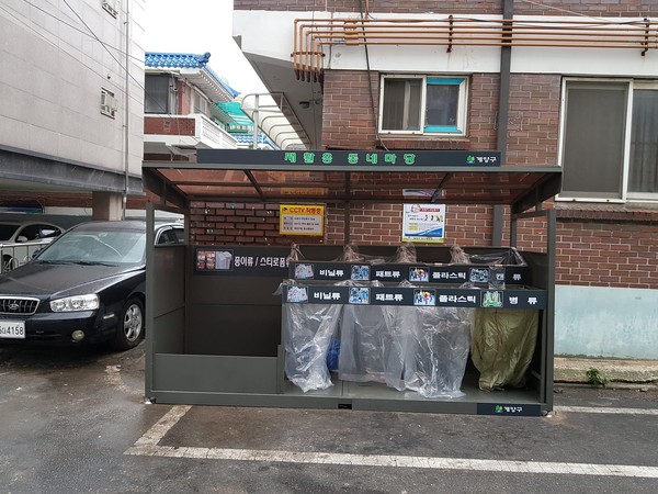 계양구가 온라인 쇼핑, 배달음식 및 간편식 증가에 따른 일회용품 포장재 등 재활용 자원이 증가하는 요즘 아파트와 달리 분리배출시설이 없는 다가구 주택가에 재활용품 거점분리배출시설인 ‘재활용 동네마당’을 12곳 추가 설치했다. (사진제공=계양구청)